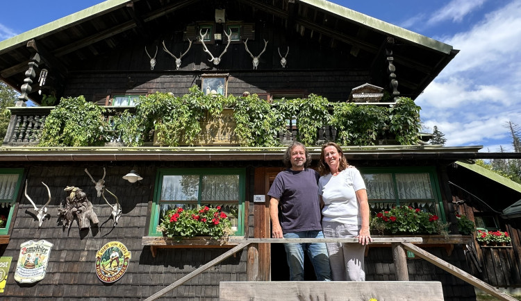 Nejslavnější výletní restaurace Šumavy a Bavorského lesa má dlouhou rodinnou tradici. Vlastní ji a provozuje německo-český manželský pár