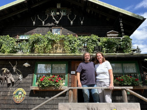Nejslavnější výletní restaurace Šumavy a Bavorského lesa má dlouhou rodinnou tradici. Vlastní ji a provozuje německo-český manželský pár