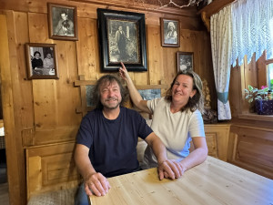 Ludwig a Alena Lettenmaier. Na zdi jsou rodinné fotografie předků a zakladatelů restaurace