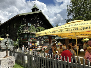 Nejslavnější výletní restaurace Šumavy a Bavorského lesa má dlouhou rodinnou tradici. Vlastní ji a provozuje německo-český manželský pár