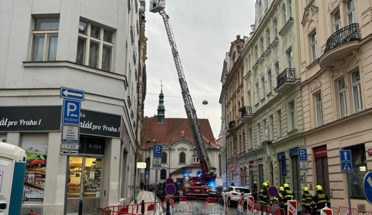 VIDEO: Alláh akbar, vykřikoval muž z Prahy, který se v bytě poléval benzínem. Zasáhnout musela policie