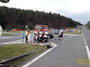 Při čelním střetu dvou osobáků se v podvečer zranilo pět osob. Mezi nimi bylo i jedno dítě