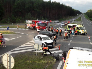 Při čelním střetu dvou osobáků se v podvečer zranilo pět osob. Mezi nimi bylo i jedno dítě