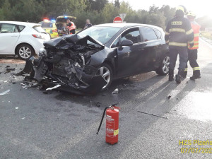 Při čelním střetu dvou osobáků se v podvečer zranilo pět osob. Mezi nimi bylo i jedno dítě