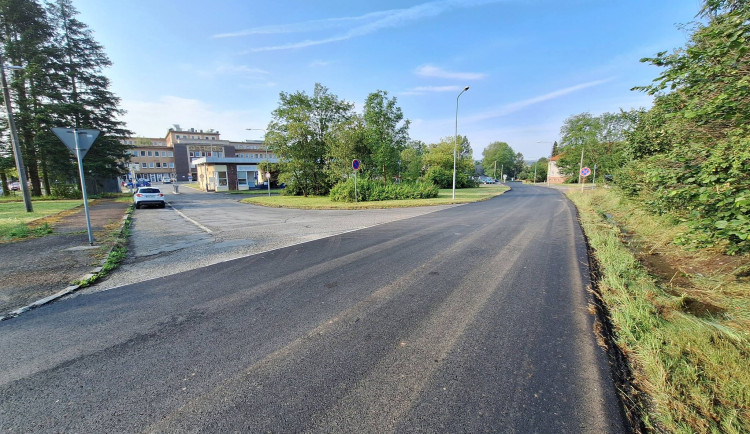 Po nové silnici po týdnech oprav už dojedete až do Rokycanské nemocnice