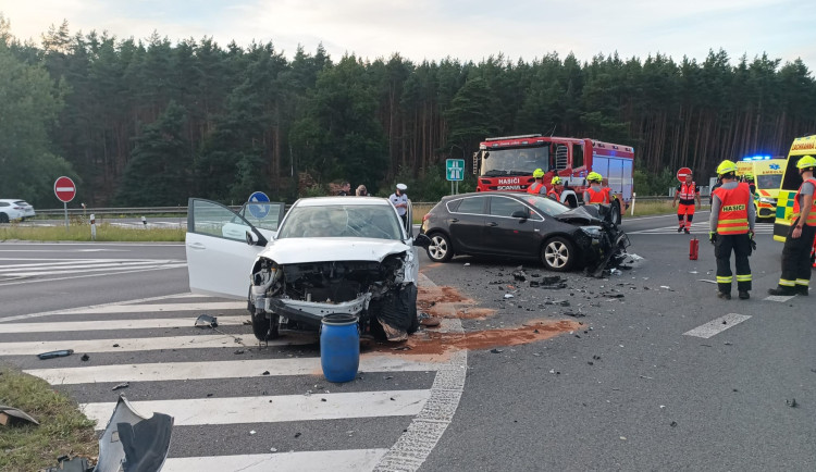 Při čelním střetu dvou osobáků se v podvečer zranilo pět osob. Mezi nimi bylo i jedno dítě