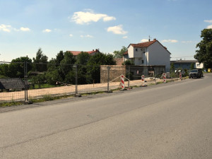 Nestabilní svah ujel do soukromé zahrady. Na místě se teď začíná budovat opěrná zeď za deset milionů