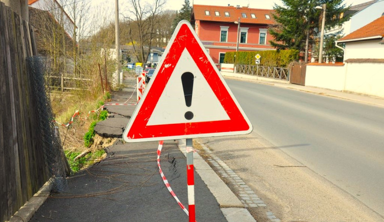 Nestabilní svah ujel do soukromé zahrady. Na místě se teď začíná budovat opěrná zeď