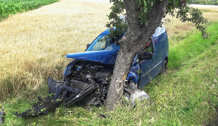 Řidič při předjíždění cyklistů najel na krajnici a narazil do stromu