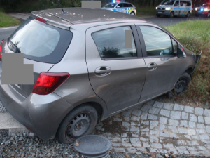 Opilý a zfetovaný řidič havaroval na železniční přejezdu, varovných světel si vůbec nevšiml