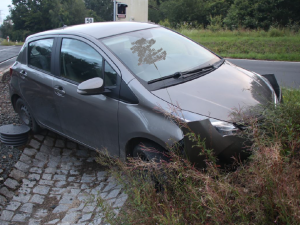 Opilý a zfetovaný řidič havaroval na železniční přejezdu, varovných světel si vůbec nevšiml