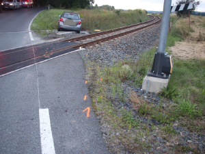 Opilý a zfetovaný řidič havaroval na železniční přejezdu, varovných světel si vůbec nevšiml