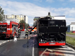 Plameny zachvátily linkový autobus. V době vzniku požáru bylo uvnitř vozidla 20 cestujících