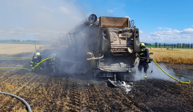 Na poli shořel kombajn za tři miliony, loni se škody při požárech v zemědělství vyšplhaly na 343 milionů