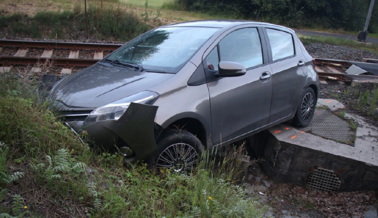 Opilý a zfetovaný řidič havaroval na železniční přejezdu, varovných světel si vůbec nevšiml