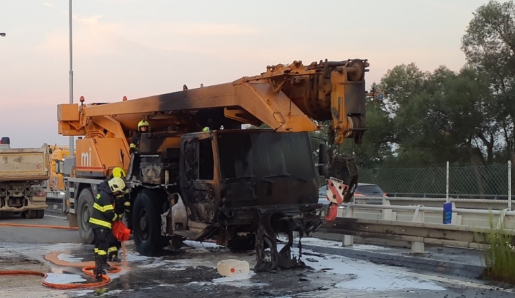 Na dálnici v Brně hořel jeřáb. Škody se vyšplhaly na několik milionů