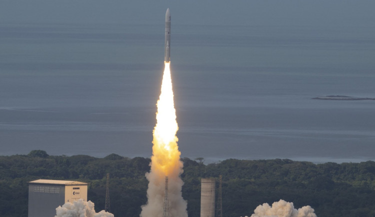 Nová evropská raketa Ariane 6 má za sebou první misi, klíčové součástky dodaly i české firmy