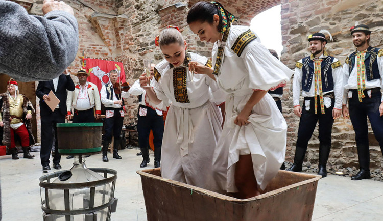 Za vínem do hradního komplexu. Helfštýn chystá na sobotu speciální program s hudbou i tancem