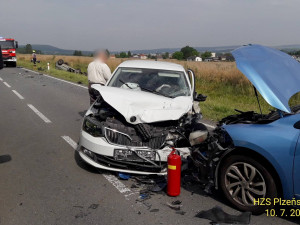Hromadnou nehodu čtyři vozů způsobil senior, který vjel do protisměru. Jako dělová koule smetl ostatní automobily