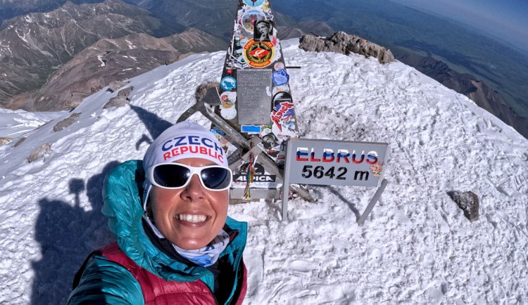 Zubařka Eva Perglerová zkompletovala jako druhá Češka Korunu planety. Zdolala všech sedm nejvyšších vrcholů kontinentů. Naposledy vystoupala na Elbrus
