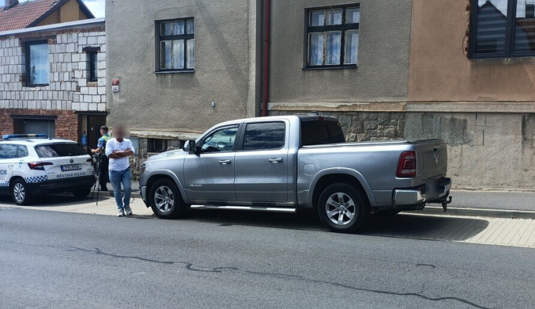 Řidič pickupu se hnal městem rychlostí přes 100 kilometrů v hodině