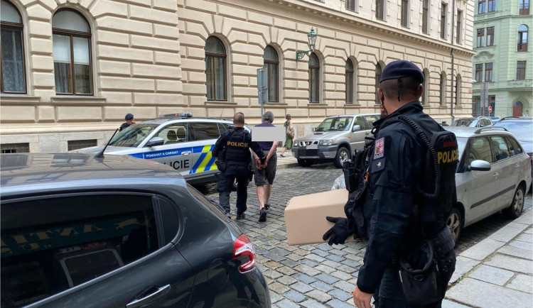 Policisté zadrželi muže v místě jeho bydliště ve Veleslavínově ulici