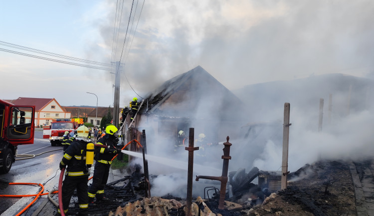 Rodině se třemi dětmi na Znojemsku shořel domov. Charita uspořádala sbírku