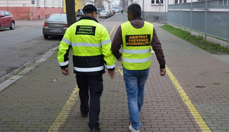 Město dostalo peníze na asistenty prevence kriminality, chodí ve smíšených romsko-ukrajinských hlídkách