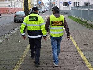 Město dostalo peníze na asistenty prevence kriminality, chodí ve smíšených romsko-ukrajinských hlídkách