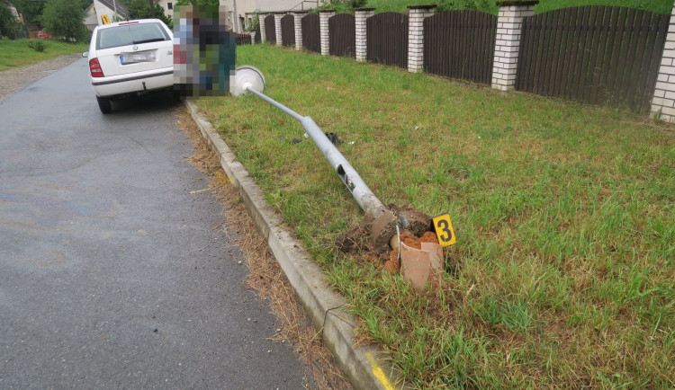 Muž nedokázal jet ani po rovince, silně opilý řidič si dopřál před jízdou i marihuanu