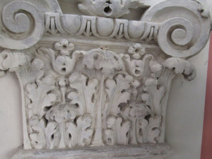 Budovu biskupství zahalilo lešení, dostane novou fasádu. O její barvě ještě rozhodnou památkáři