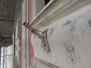 Budovu biskupství zahalilo lešení, dostane novou fasádu. O její barvě ještě rozhodnou památkáři