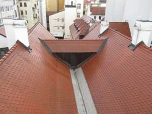 Budovu biskupství zahalilo lešení, dostane novou fasádu. O její barvě ještě rozhodnou památkáři