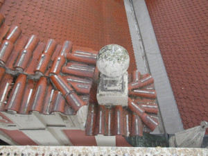 Budovu biskupství zahalilo lešení, dostane novou fasádu. O její barvě ještě rozhodnou památkáři