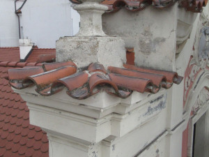 Budovu biskupství zahalilo lešení, dostane novou fasádu. O její barvě ještě rozhodnou památkáři