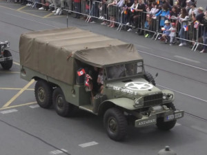 Nacistickou vlajkou mávala žena s mužem při jízdě v konvoji během Slavností svobody. Dvojici čeká soud