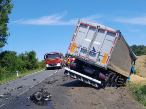 Při tragické nehodě zahynul řidič osobního automobilu. Jeho vůz začal hořet po střetu s náklaďákem