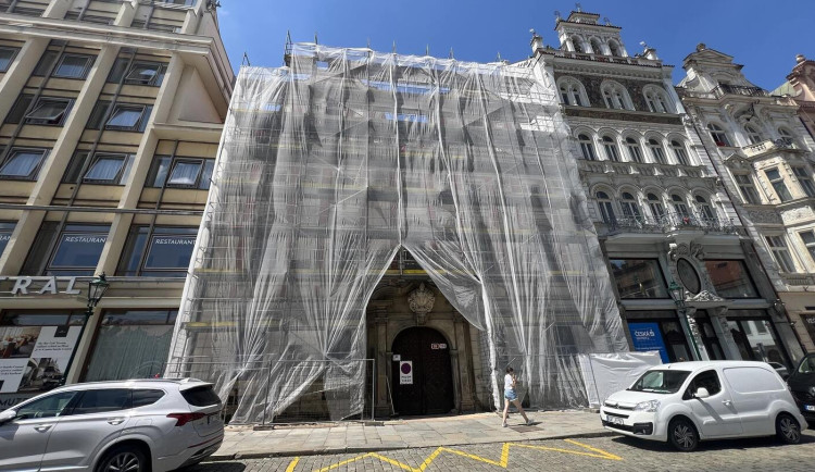 Budovu biskupství zahalilo lešení, dostane novou fasádu. O její barvě ještě rozhodnou památkáři