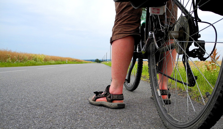 Cyklista se uspokojuje před lidmi. Používá speciálně upravené kalhoty, které mu umožní bleskové obnažení