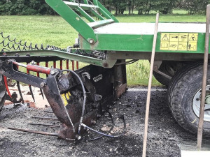 Jízdu traktoru kuriózně ukončila proražená nádrž i všechny čtyři pneumatiky. Na vině jsou ostré hroty