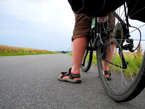 Cyklista se uspokojuje před lidmi. Používá speciálně upravené kalhoty, které mu umožní bleskové obnažení