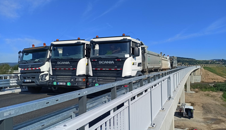 Devět plně naložených nákladních automobilů se postaralo o zátěžový test prvního mostu na stavbě obchvatu