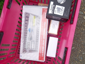 Dvojice běhala s košíkem po parkovišti a nabízela pochybné a velmi předražené zboží