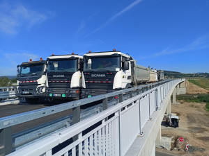 Devět plně naložených nákladních automobilů se postaralo o zátěžový test prvního mostu na stavbě obchvatu