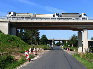 Devět plně naložených nákladních automobilů se postaralo o zátěžový test prvního mostu na stavbě obchvatu
