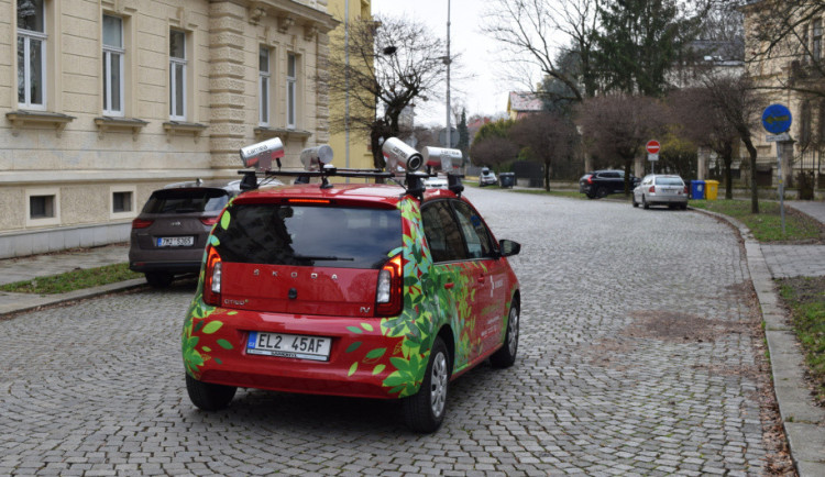 Strážníkům v Olomouci uvolnilo ruce auto kontrolující parkování. Město chystá další změny