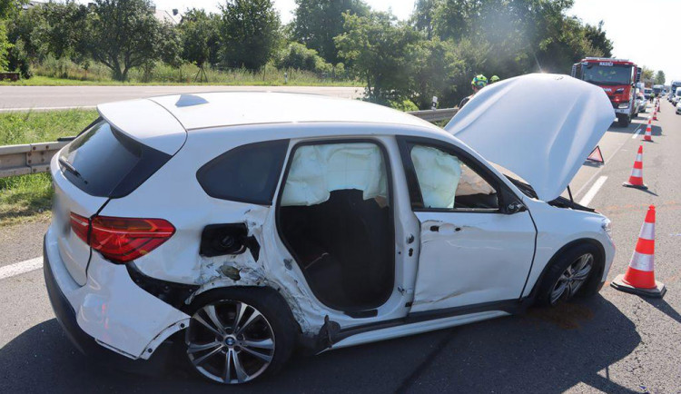 Mladík v BMW si na dálnici u Nákla pozdě všiml pracovní skupiny s traktory. Škoda se blíží půl milionu korun