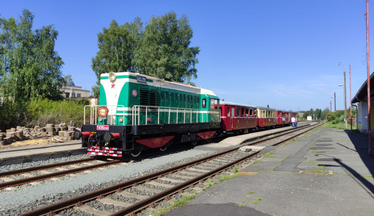 Pokračují nostalgické jízdy vlakem. Lokomotiva Hektor odveze cestující do Stupna