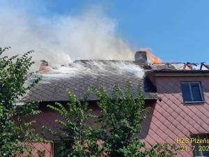 Na Domažlicku hoří hromada pneumatik a okolní budovy, ve vedru kolabují hasiči
