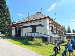 Oblíbená šumavská hájovna Březník dostane novou střechu, dělníci obsadí také Poledník